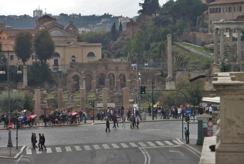 325 Rooms Ai Fori Rome Bagian luar foto